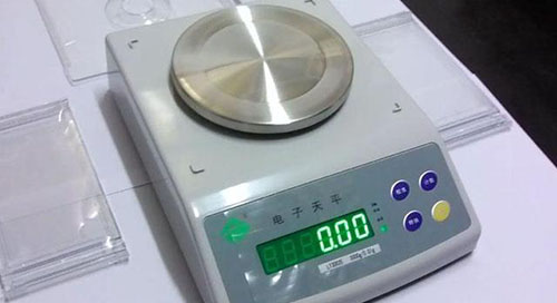 為什么電子天平在使用前要校準